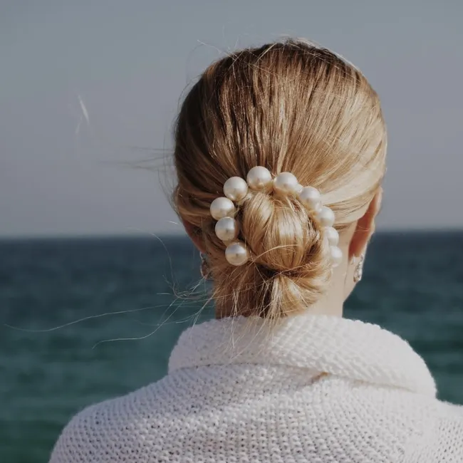 Свадебный hair-декор 2025: жемчуг, цветы, металл, ленты — что в моде, а что устарело