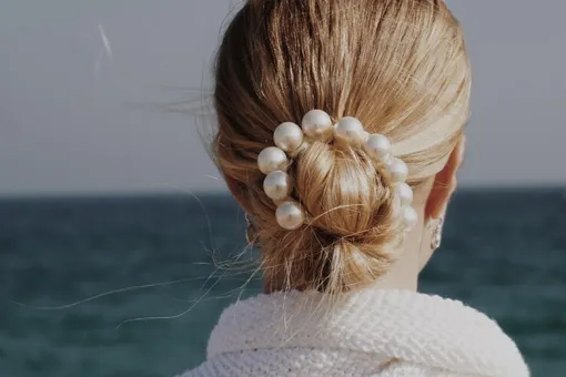 Свадебный hair-декор 2025: жемчуг, цветы, металл, ленты — что в моде, а что устарело Свадебный hair-декор 2025: жемчуг, цветы, металл, ленты — что в моде, а что устарело