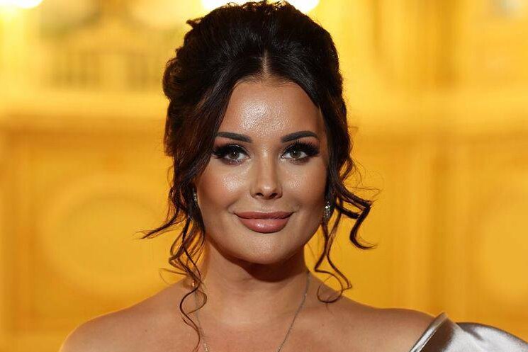 Догги стиліндегі әдемі жалаңаш есектердің фотосуреттері Дәрігердің қолғапындағы мүшесін жұлып алу