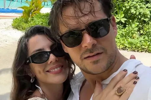 Милош Бикович сфотографировал жену в бикини и маленького сына на Мальдивах