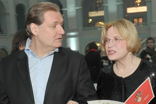 Людмила Максакова встала на колени перед гробом Владимира Симонова в Театре имени Вахтангова