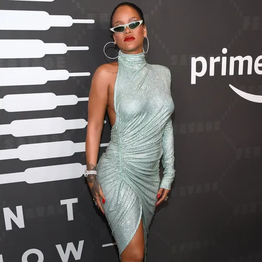 Рианна задала моду на мини-платья, украшенные камнями