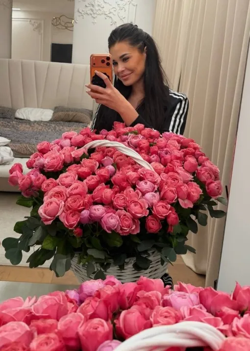 Ирина Пинчук получила букет от бывшего мужа