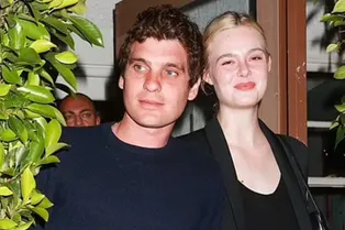 Эль Фаннинг в объятиях бойфренда на свидании в ресторане сняли папарацци Эль Фаннинг в объятиях бойфренда на свидании в ресторане сняли папарацци