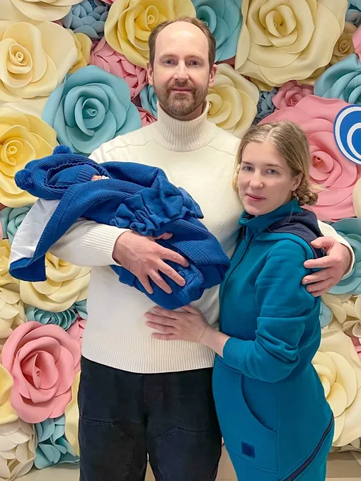 Никита Тарасов с новорожденным и супругой