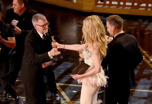 Пол Томас Андерсон получал статуэтку из рук Николь Кидман Пол Томас Андерсон получал статуэтку из рук Николь Кидман