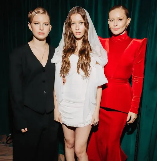 Юлия Пересильд вместе с дочками вернулась из Эмиратов в Россию