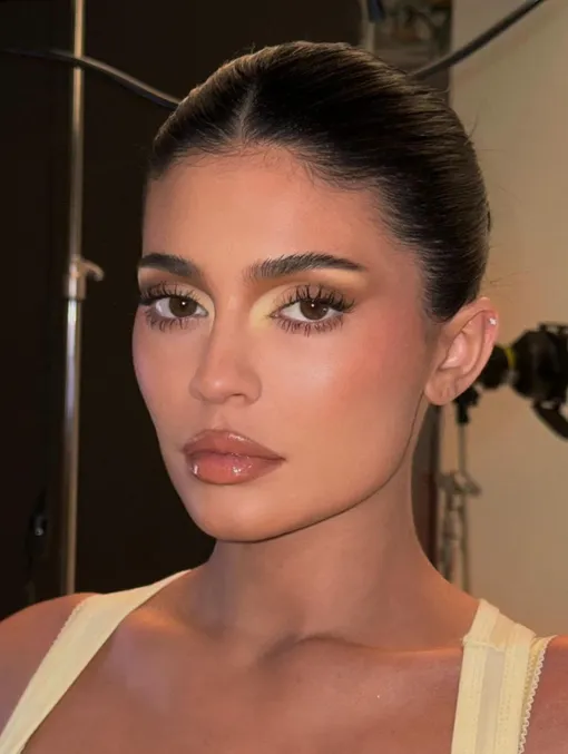 Контуринг Кардашьянов-Дженнер отлично смотрится в объективах камер, но в жизни всегда будет слишком театральным и тяжелым