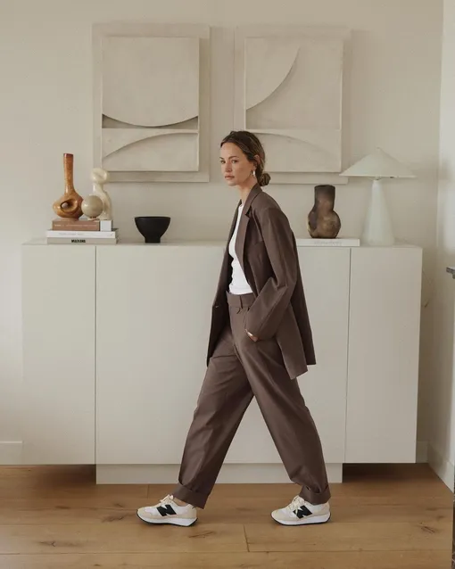 Сочетание брючного костюма в мужском стиле и городских кроссовок стало любимым стильным приемом модниц.