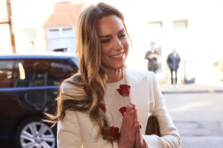 Кейт Миддлтон в белом наряде станцевала босиком на индийском празднике