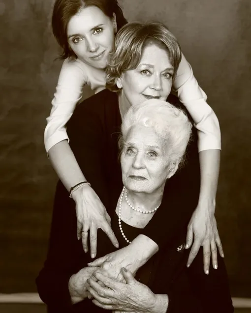 Ксения Алферова с мамой и бабушкой