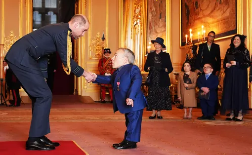 Филиппа Моррис (крайняя справа) с актером и его детьми на церемонии в Виндзорском замке