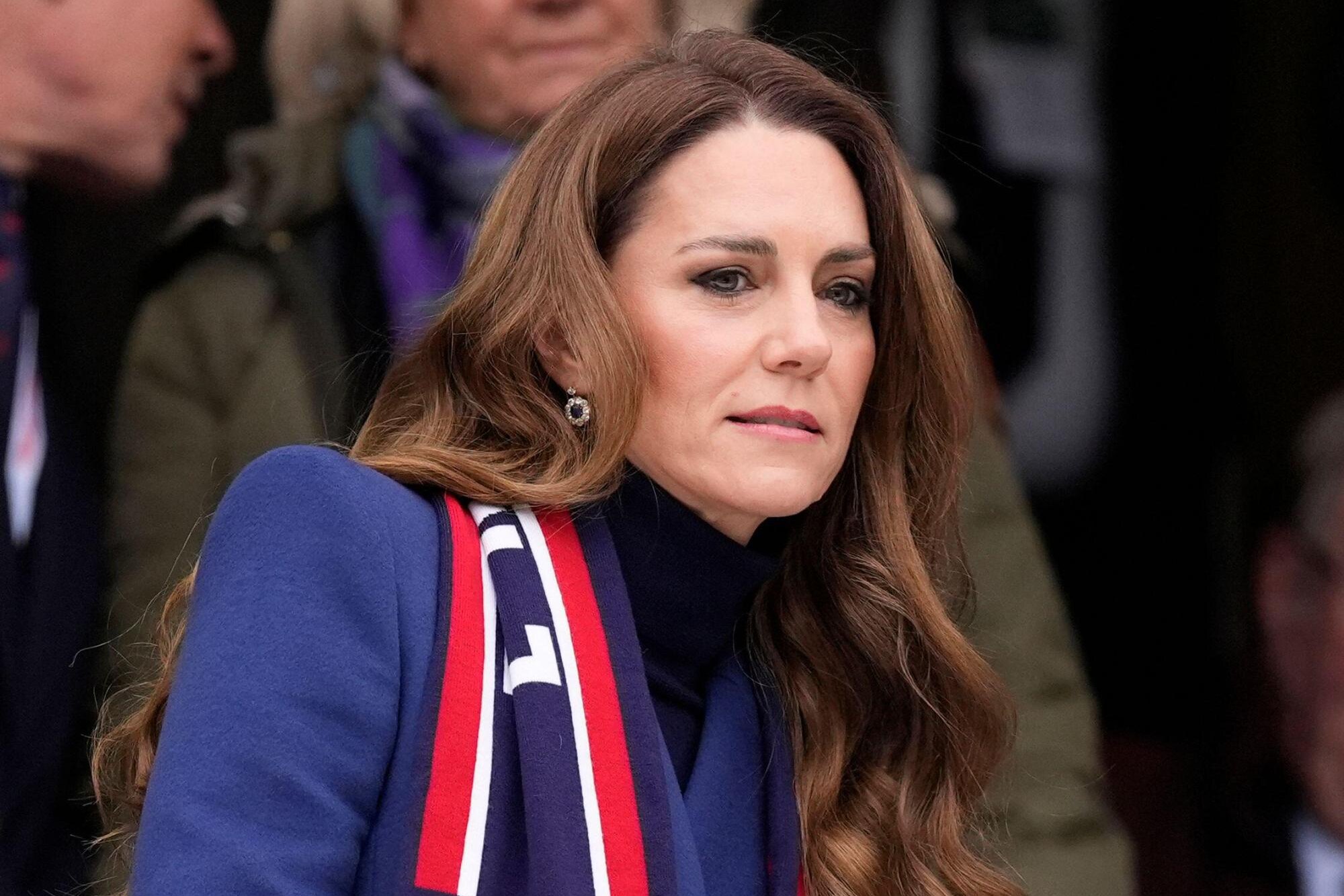 Кейт Миддлтон в элегантном ярко-синем пальто и без мужа появилась на стадионе