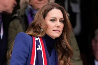 Кейт Миддлтон в элегантном ярко-синем пальто и без мужа появилась на стадионе