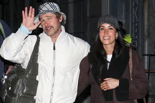 Помолодевший и влюбленный: Брэд Питт обнимал Инес де Рамон на греческом острове