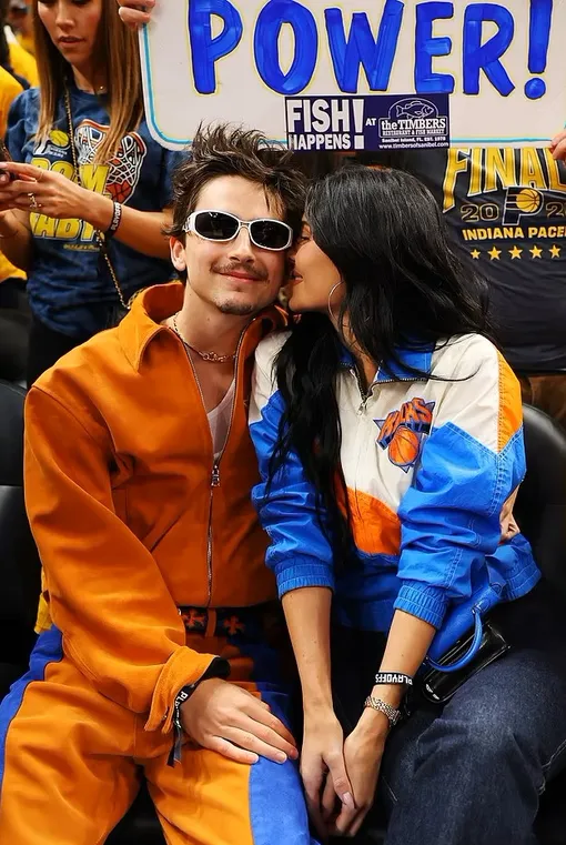 Тимоти Шаламе и Кайли Дженнер поцеловались на матче