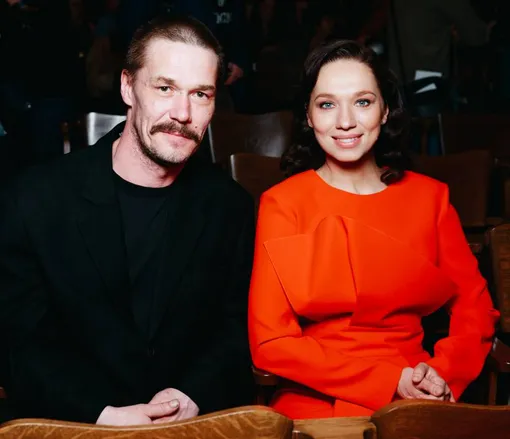 Супруги Артем Быстров и Ксения Теплова в театре