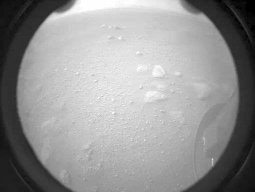 Первые снимки с поверхности Марса появились уже этой ночью Первые снимки с поверхности Марса появились уже этой ночью