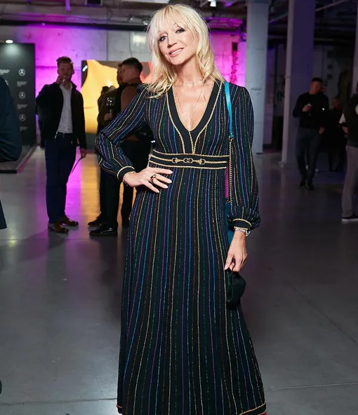 Кристина примерила строгое и стильное платье Кристина примерила строгое и стильное платье