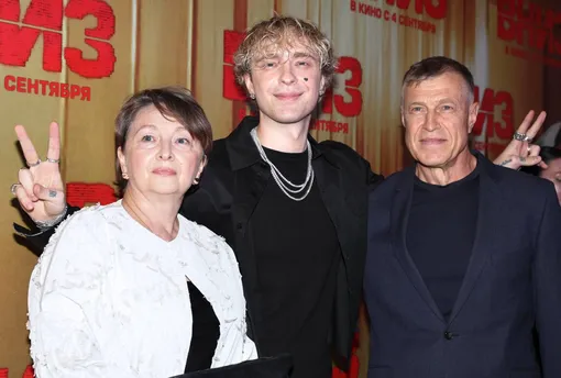 Егор Крид с мамой и отцом на премьере фильма «Вниз» Егор Крид с мамой и отцом на премьере фильма «Вниз»