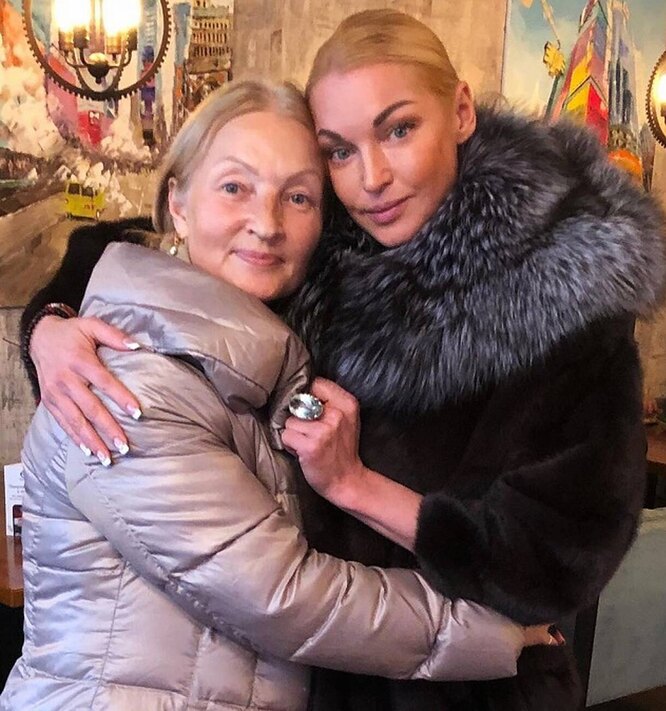 Анастасия Волочкова рассказала, что стала счастливой, потому что мама  родила ее в последний день Козерога