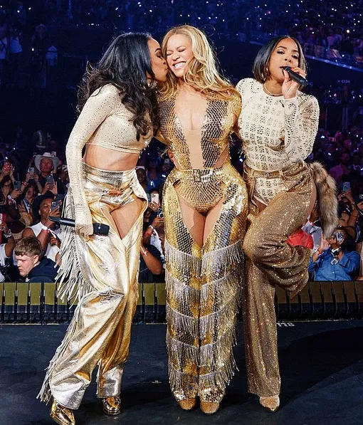 Бейонсе с бывшими коллегами по группе Destiny's Child Келли Роуленд и Мишель Уильямс Бейонсе с бывшими коллегами по группе Destiny's Child Келли Роуленд и Мишель Уильямс