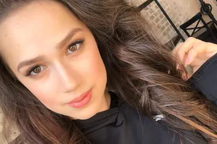 Красивая грудь и стройные ноги: Алина Загитова кокетливо позировала в ванной