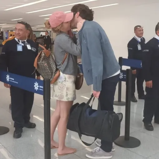 Эмма Уотсон и Гонсало Эвиа Байльерес в аэропорту