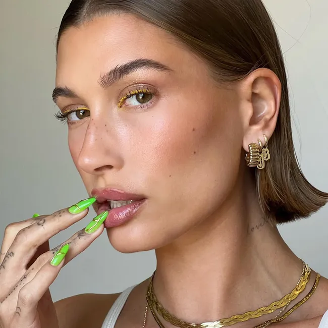 Флагман 2025: почему лаймовый оттенок захватил бьюти-индустрию и как трендово накраситься на Новый год