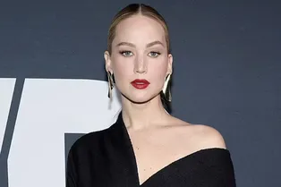 Дженифер Лоуренс в элегантном платье с обнаженным плечом появилась на премии в честь женщин в Нью-Йорке