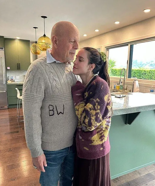 Брюс Уиллис окружен поддержкой близких Брюс Уиллис окружен поддержкой близких