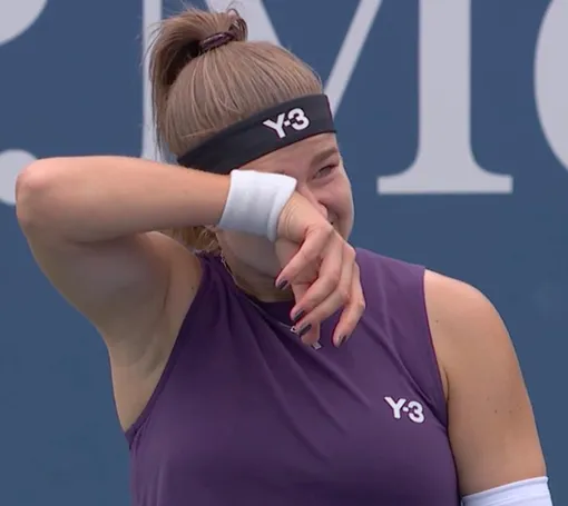 Каролина Мухова прервала игру Каролина Мухова прервала игру