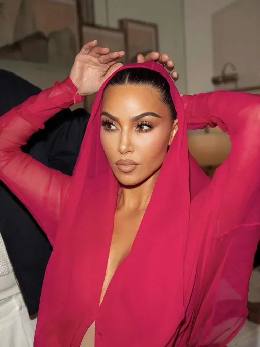 Ким Кардашьян в откровенном платье в Бразилии