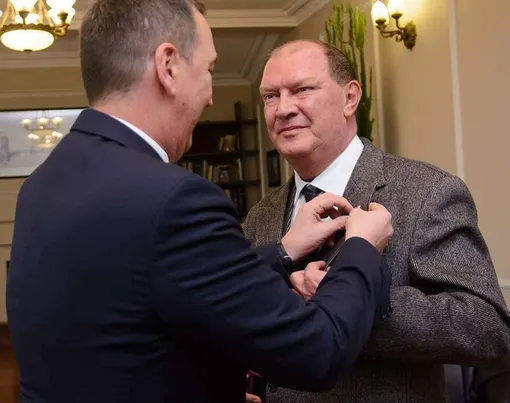 Глава министерства культуры и охраны памятников Грузии Михаил Гиоргадзе вручает Николаю Свентицкому награду «Жрец искусства». 2016 год