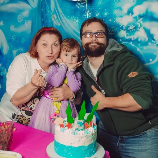 Роза Сябитова с внучкой и сыном на празднике