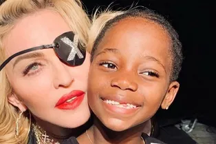 Мадонна показала, как ее младшая дочь разучивает модельную походку Мадонна показала, как ее младшая дочь разучивает модельную походку