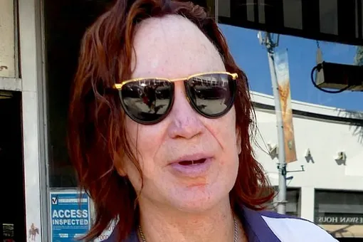 Микки Рурка с рыжими волосами после выселения из дома за неуплату аренды заметили папарацци Микки Рурка с рыжими волосами после выселения из дома за неуплату аренды заметили папарацци