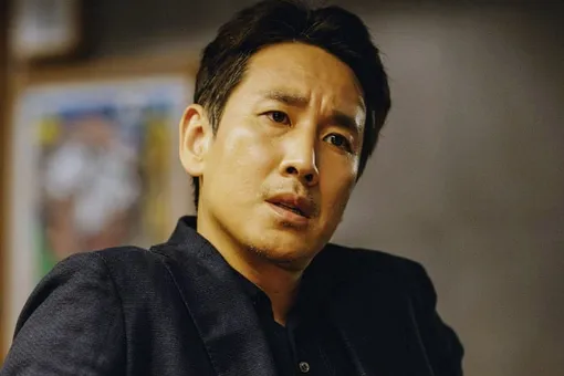 Шантажистов покойного актера фильма «Паразиты» Ли Сон Гюна приговорили к 4 годам тюрьмы Шантажистов покойного актера фильма «Паразиты» Ли Сон Гюна приговорили к 4 годам тюрьмы