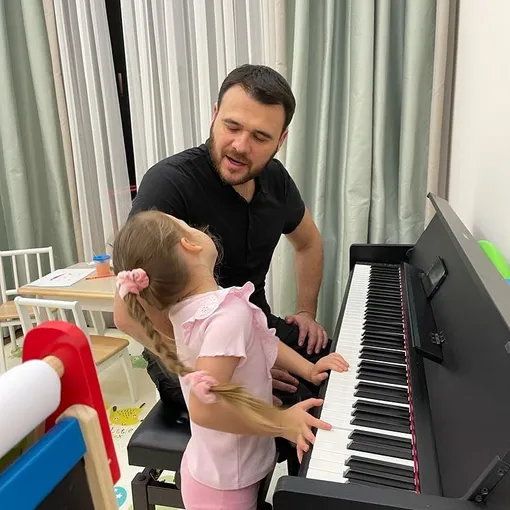 Эмин с дочерью в детской Эмин с дочерью в детской