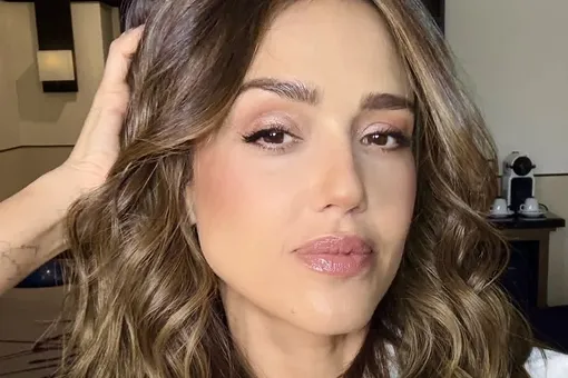 Джессика Альба после развода с продюсером показала фигуру в бикини на пляже Джессика Альба после развода с продюсером показала фигуру в бикини на пляже