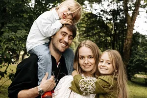 «Я любуюсь вами»: жена Дмитрия Чеботарева показала редкие фото с ним, дочкой и сыном «Я любуюсь вами»: жена Дмитрия Чеботарева показала редкие фото с ним, дочкой и сыном