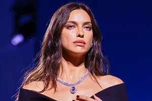 Ирина Шейк в прозрачной юбке и уникальном колье с голубым бриллиантом вышла на подиум в Париже Ирина Шейк в прозрачной юбке и уникальном колье с голубым бриллиантом вышла на подиум в Париже
