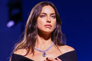 Ирина Шейк в прозрачной юбке и уникальном колье с голубым бриллиантом вышла на подиум в Париже Ирина Шейк в прозрачной юбке и уникальном колье с голубым бриллиантом вышла на подиум в Париже