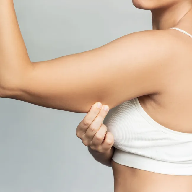 Спортивный рельеф: упражнения на трицепс в тренажерном зале для женщин