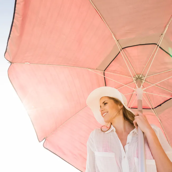 Про защиту в тени, загар белокожих и солярий: развенчиваем 8 главных мифов о защите от солнца