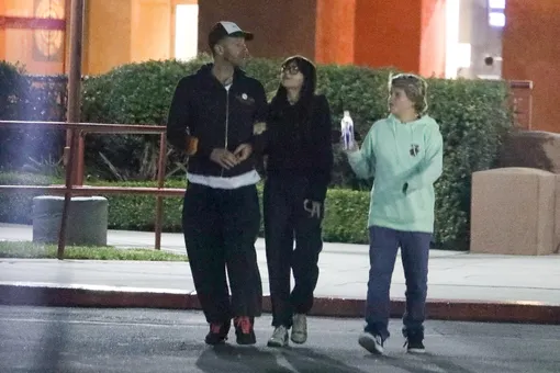 Дакота прекрасно ладит с детьми Криса