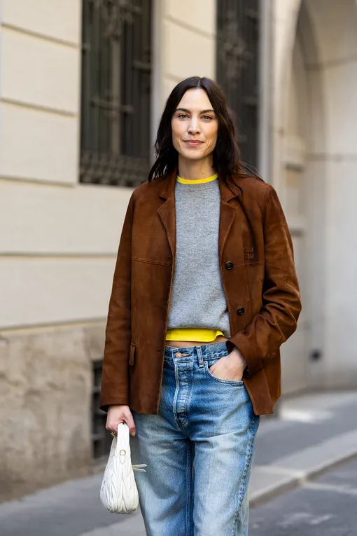 Надеть яркую футболку под серый свитер — элементарный способ добавить акцент, который нужен любому образу. Минимум усилий, а какой эффект!