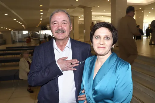 Елена заботится о муже Елена заботится о муже