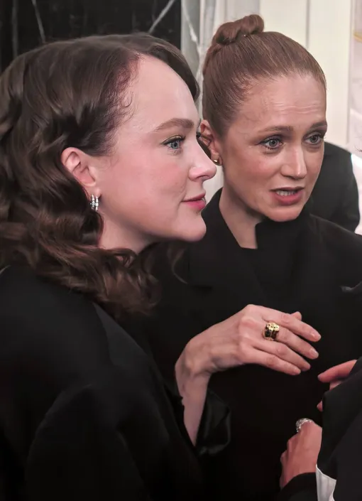 Аглая Тарасова и Виктория Исакова на премьере