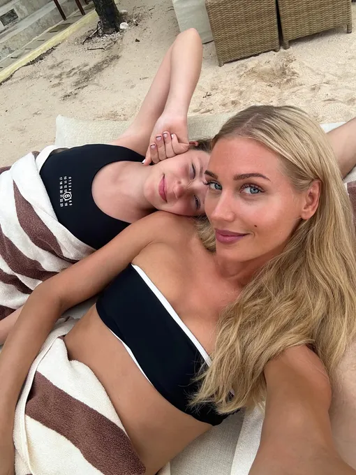 Кристина Асмус с дочерью на пляже